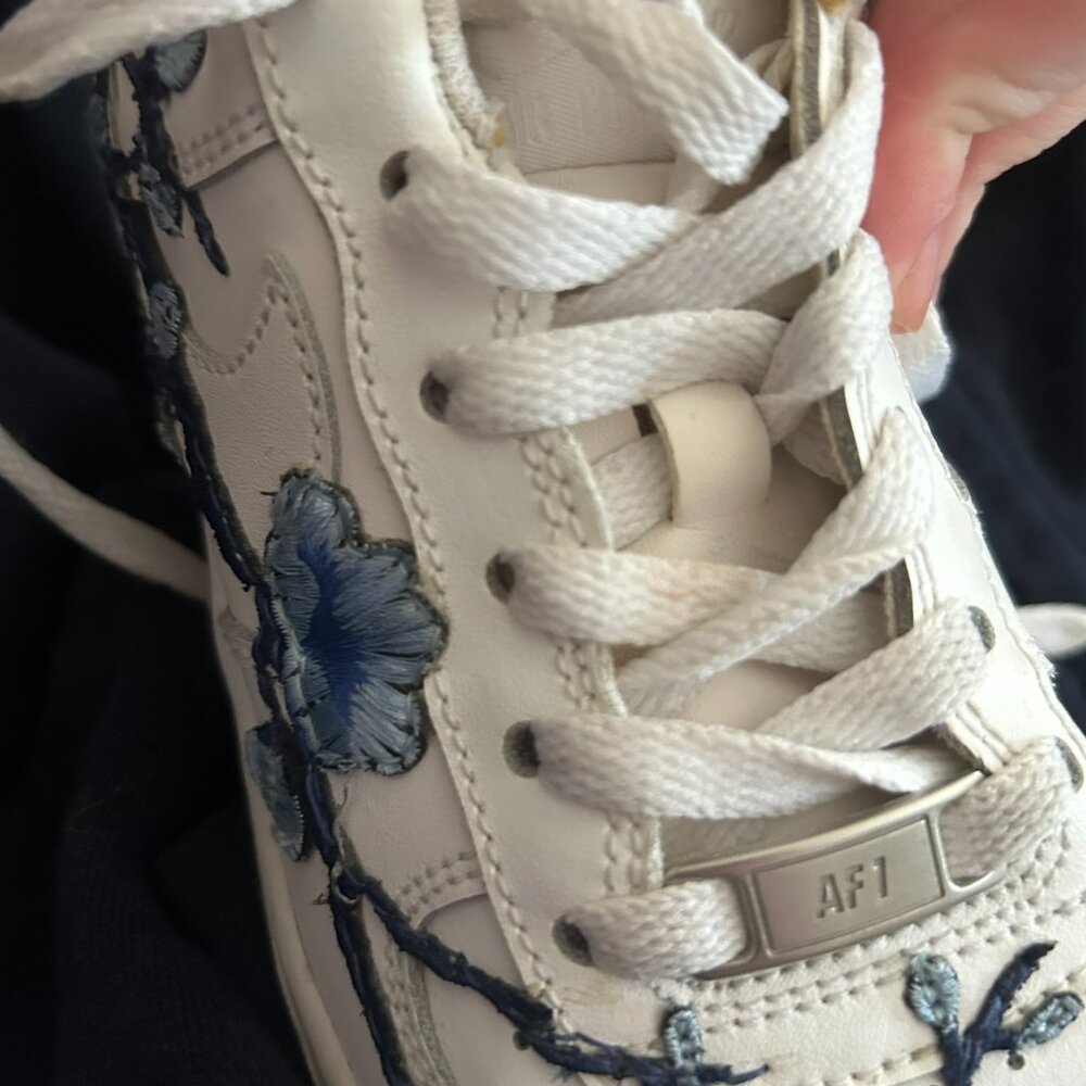 Nike Air Force 1 Custom Embroidered Blue Floral Sneakers Kids 4.5Y EUC - Picture 13 of 14